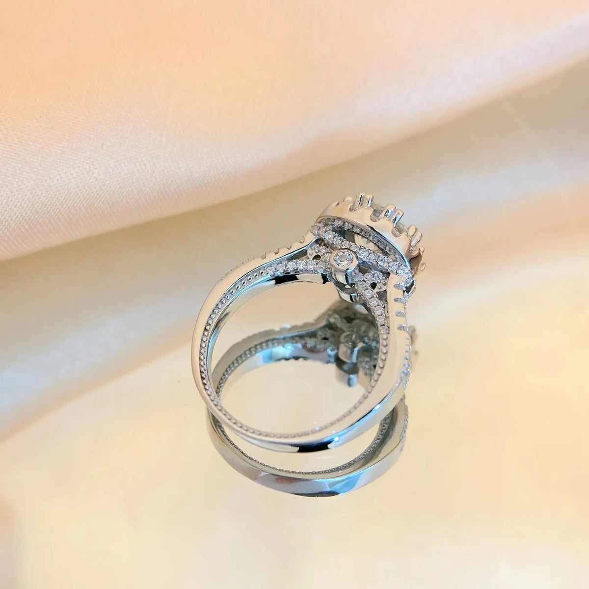 1–2 CT Round Halo Moissanite Engagement Ring