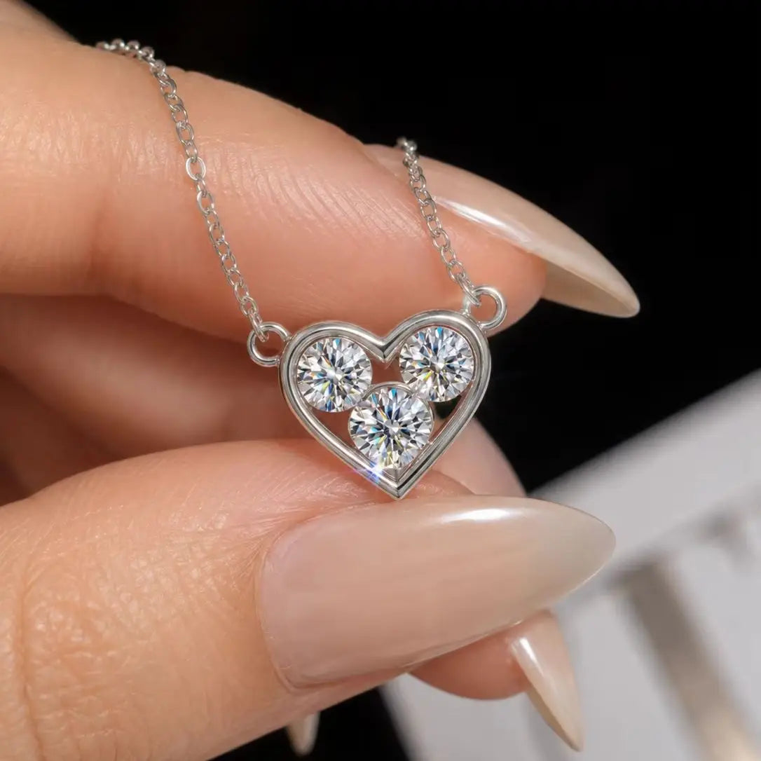A 0.9-Carat Heart-Shaped Moissanite Pendant for Women, Set in 925 Silver—Sweet and Romantic, Perfect for Everyday Wear or Dates.