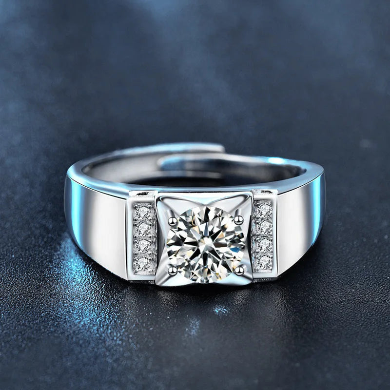 Luxury 925 Sterling Silver 1ct D Color VVS1 Round Moissanite Men Ring Plated White Gold Engagement Adjustable Rings Jewelry Gift