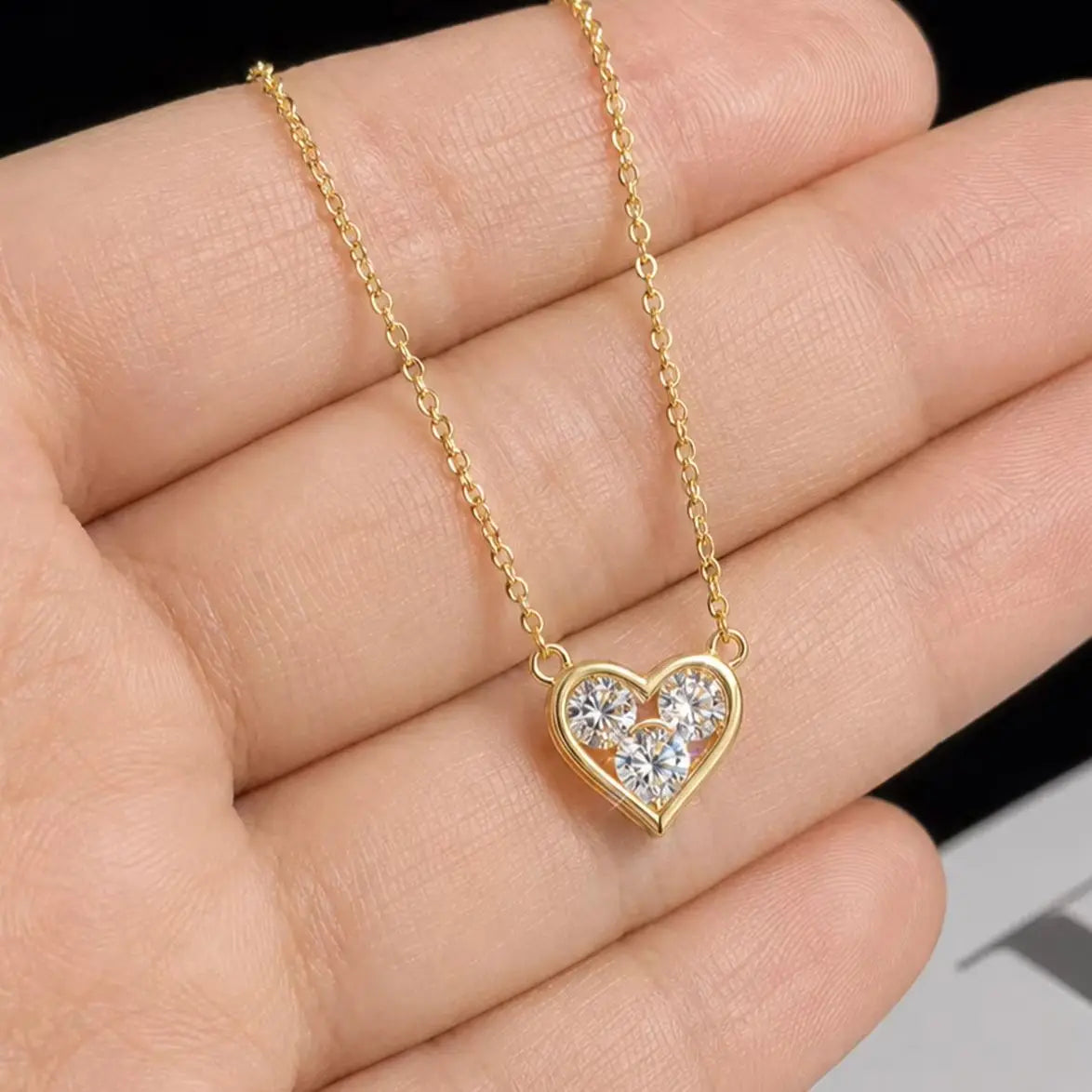 A 0.9-Carat Heart-Shaped Moissanite Pendant for Women, Set in 925 Silver—Sweet and Romantic, Perfect for Everyday Wear or Dates.
