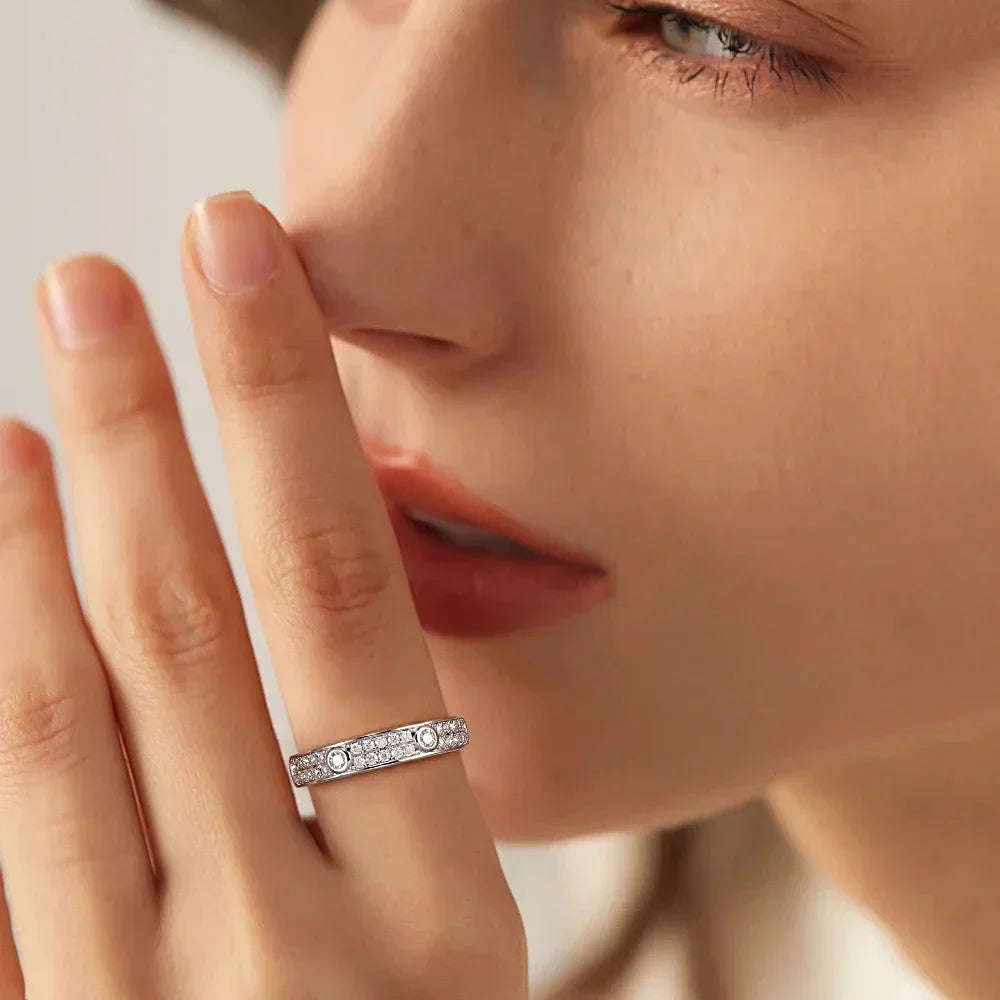 2025 Eternity Moissanite Band 2.0Mm Couple Wedding Ring Plated 18K White Gold Real 925 Sterling Silver Jewelry Luxury Woman Ring