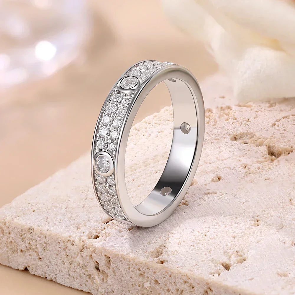 2025 Eternity Moissanite Band 2.0Mm Couple Wedding Ring Plated 18K White Gold Real 925 Sterling Silver Jewelry Luxury Woman Ring