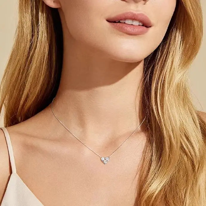 A 0.9-Carat Heart-Shaped Moissanite Pendant for Women, Set in 925 Silver—Sweet and Romantic, Perfect for Everyday Wear or Dates.